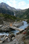 Provisorische Brücke im Tal der Sulzenau Alm.