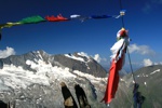 Auf dem Gipfel wehen Gebetsfahnen. Fast so wie in Tibet.
