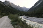 Der leicht ansteigende Radelweg durchs Karwendeltal.