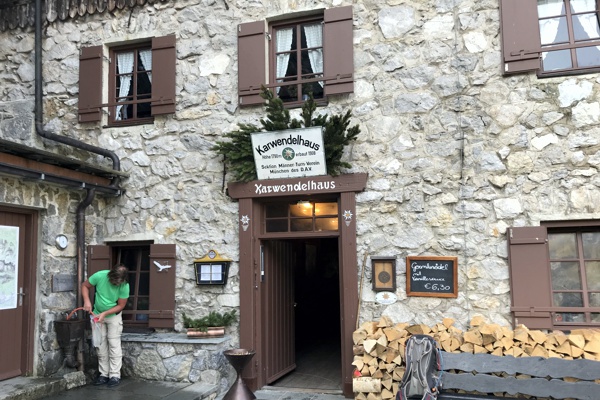 Kurze Pause am Karwendelhaus zum Frühstücken.