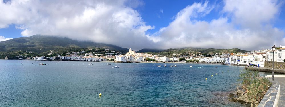 Die Bucht von Cadaqués mit den wolkenverhangenen Pyrenäen.