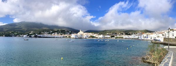 Die Bucht von Cadaqués mit den wolkenverhangenen Pyrenäen.