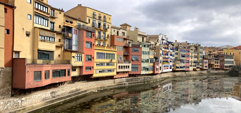 Farbenfrohe Häuserfassaden am Riu Onyar in Girona.