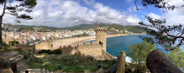 Tossa de Mar mit Stadtmauer, Wehrturm und traumhaften Strand.