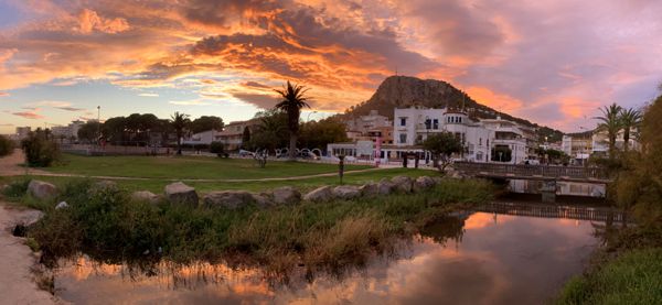 Sonnenuntergang in L'Estartit mit Roca Maura vor glühendem Himmel.