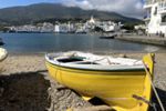 Die Bucht von Cadaqués mit kleinem Ruderboot.