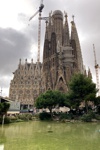 Die Sagrada Familia vom Plaça de Gaudí aus betrachtet (Geburtsfassade).