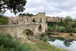 Die über 100 Meter lange Brücke in den mittelalterlichen Ort Besalú.