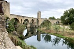 Die "geknickte" Brücke über den Riu Fluvià in Besalú.