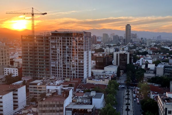 Sonnenuntergang über der Stadt vom Monumento a la Revolución - II.
