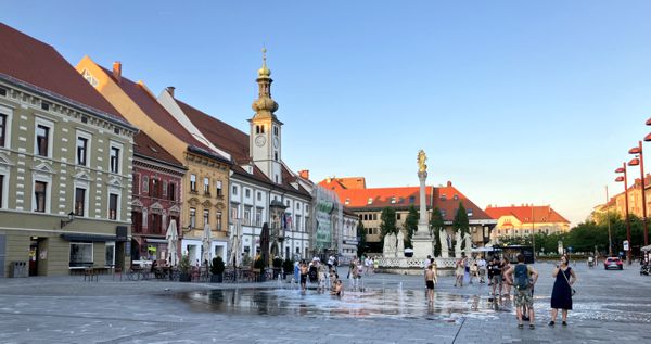 Der Hauptplatz von Maribor am Abend.
