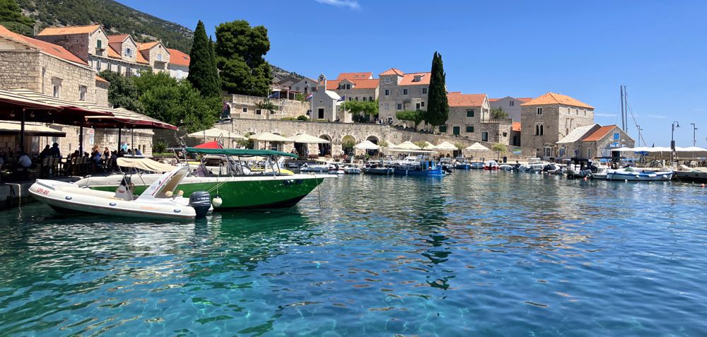 Der Hafen von Bol auf der Insel Brač.