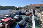Rückwärts auf die kleine Fähre nach Brač.