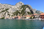 Die Altstadt von Omiš mit den beiden Burgen.