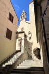 Altstadtgassen mit vielen Treppen von Omiš.