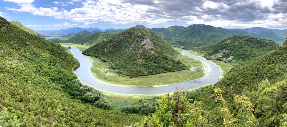 Die Flussschleife des Rijeka Crnojevića in Richtung Skutarisee.