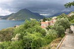 Der gewundene Weg hinab nach Perast.