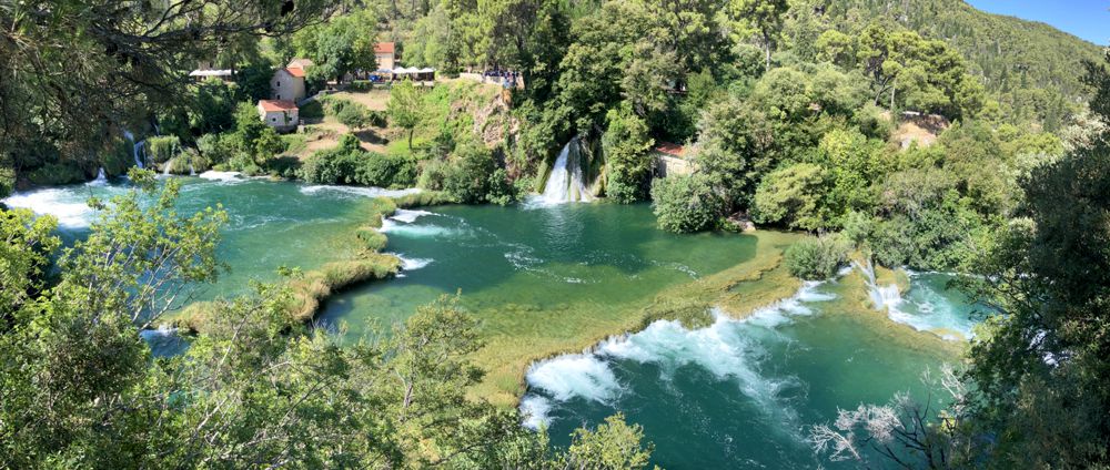 Krka Nationalpark mit unzähligen Wasserfällen und -stufen in die Tiefe.