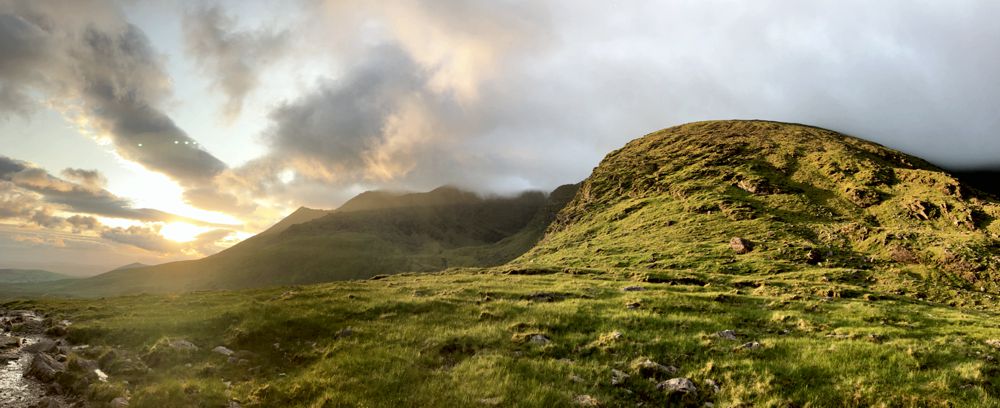 Sonnenaufgang in den Mac Gillycuddy’s Reeks beim Aufstieg auf den Carrauntoohil.