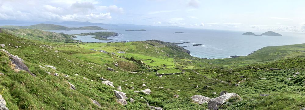 Südlicher Ring of Kerry mit wilder Insellandschaft.