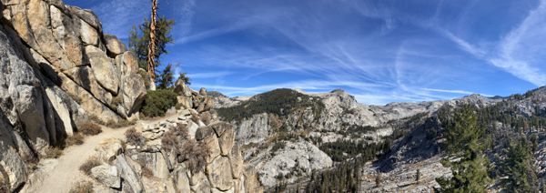 Ausgesetzte Wege auf dem Lakes Trail nach dem Watchtower zum Heather Lake.